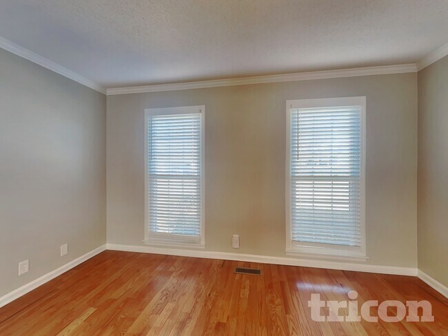 Photo - 2113 Putnam Ln