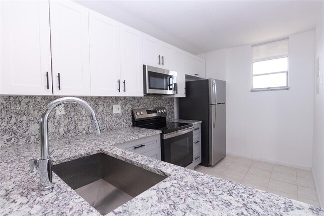 Building Photo - 2903 NE 163rd St Unit 808