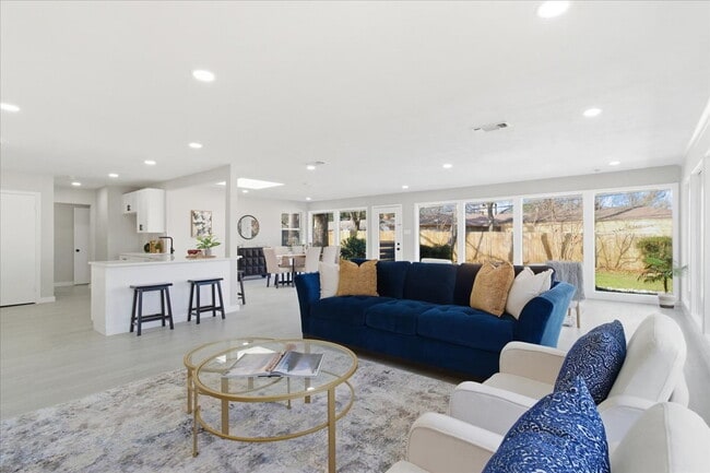 Photo - "Spacious 3-Bed, 2-Bath Gem with 2,155 Sq. Ft. on University Drive in Arlington, TX!"