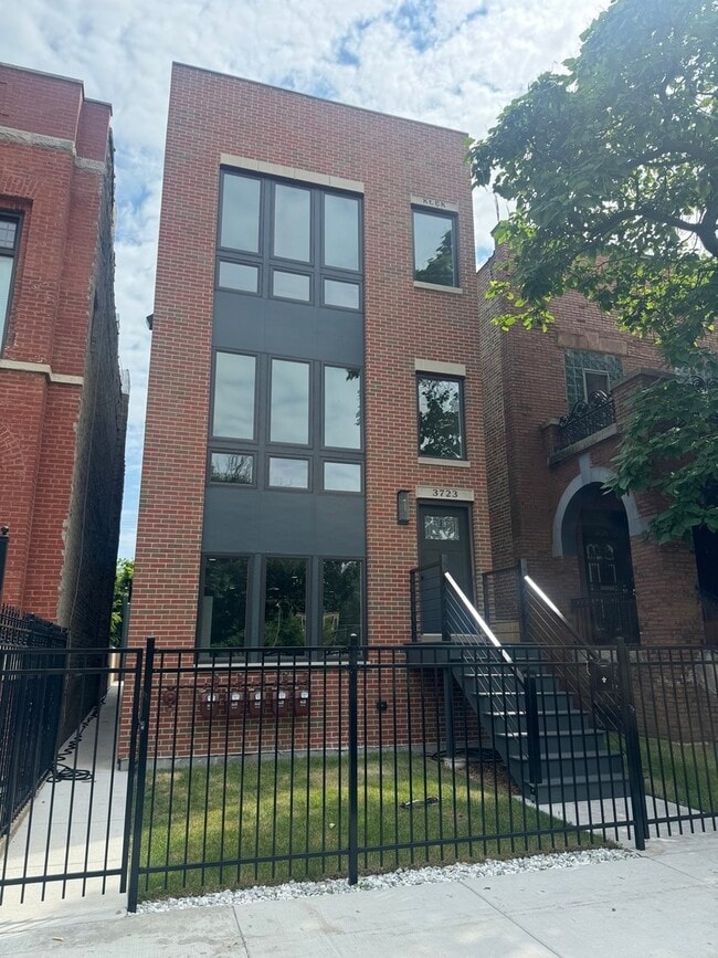 Building Photo - 3723 S Lake Park Ave Unit 0