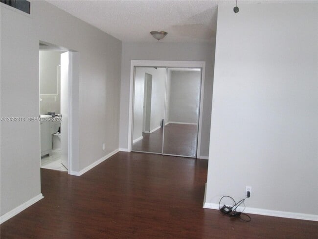 Building Photo - 2250 NE 66th St Unit 1521