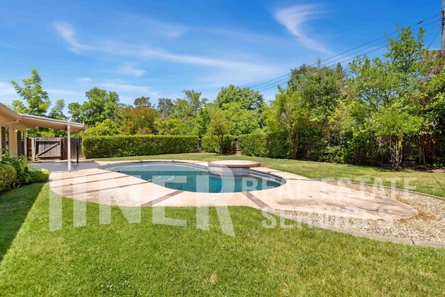 Photo - 5541 Ivanhoe Way
