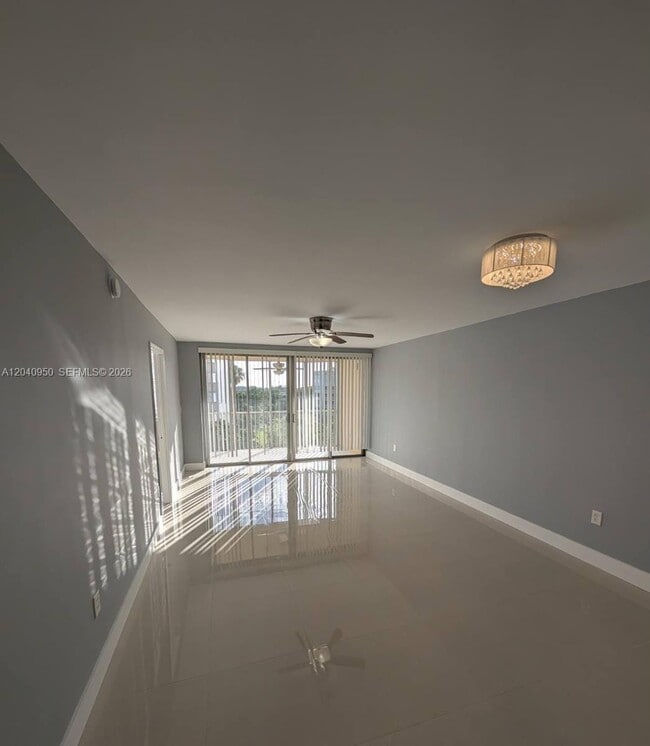 Photo - 1750 NE 191st St Unidad 622-3