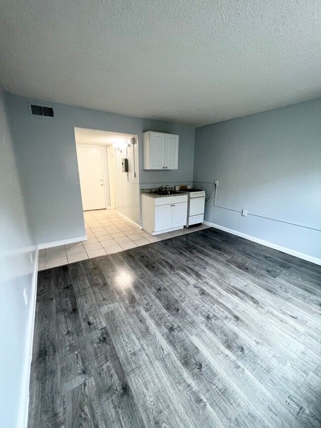 Photo - Premier Apartments