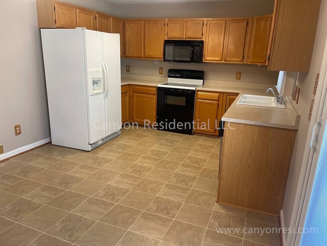 Photo - Beautiful 3b2b, ready to move in!