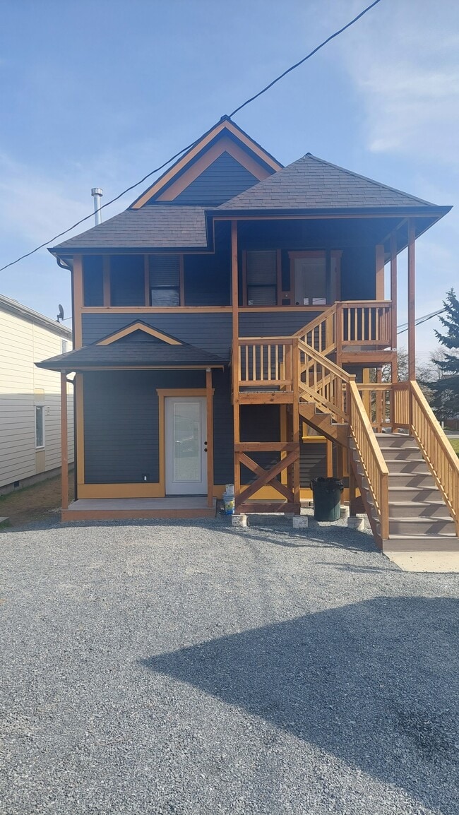 Building Photo - 1512 Maple St Unit UP Rental