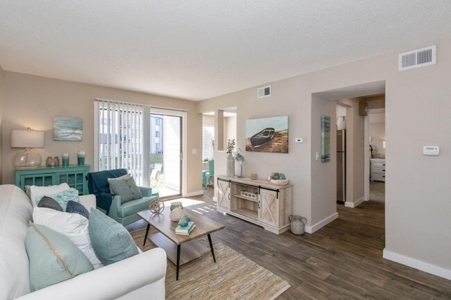 Photo - Lakeside Crossing at Eagle Creek Apartments and Townhomes