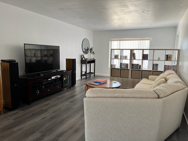 Living Room - 907 E Broadmor Dr Unit Master Suite Full