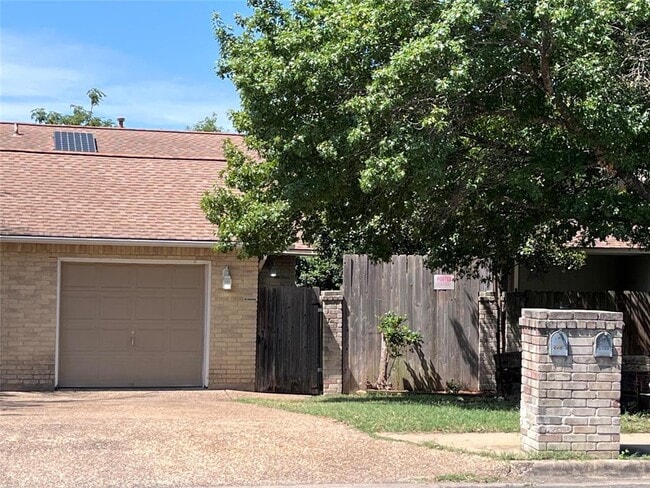 Building Photo - 6490 Hart Ln Rental
