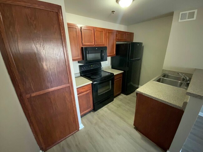 Photo - 1 BEDROOM 3RD FLOOR CONDO CLOSE TO UNLV/AIRPORT & LV STRIP!