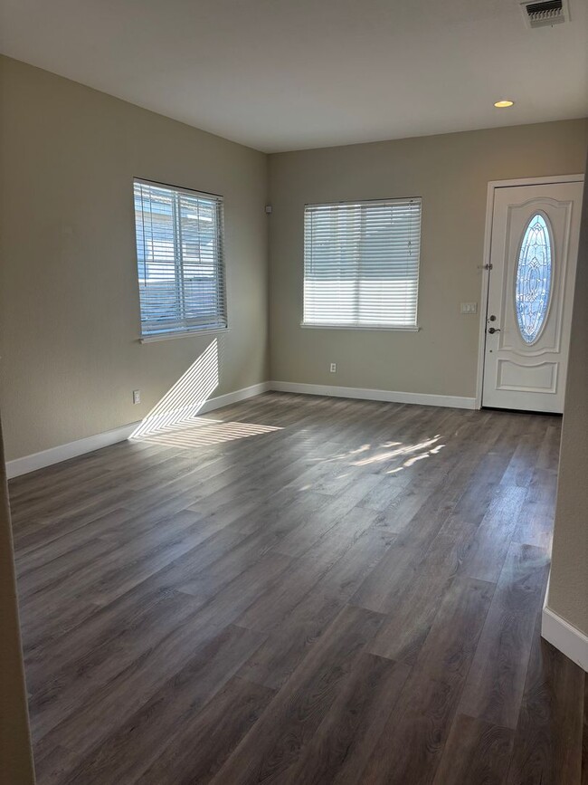 Photo - Beautiful Plumas Lake Home AVAILABLE NOW!