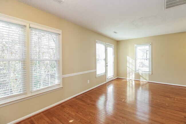 Photo - 221 Guinevere Ct