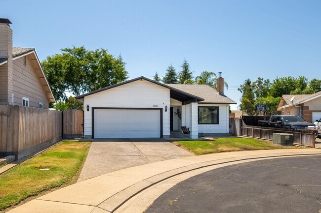 Building Photo - Available now! 3 Bed/2 Bath Home