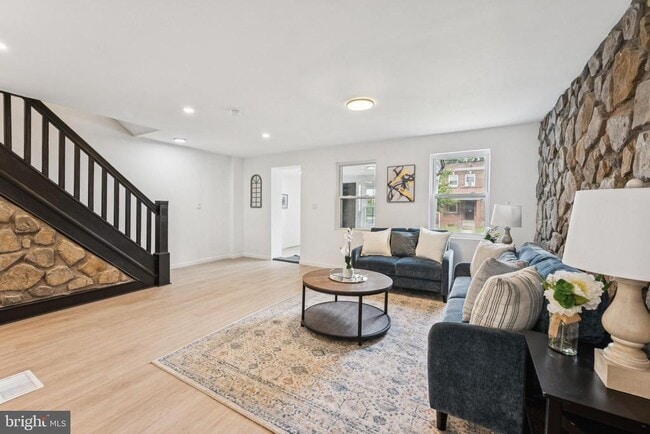 Photo - 818 Sylvan St