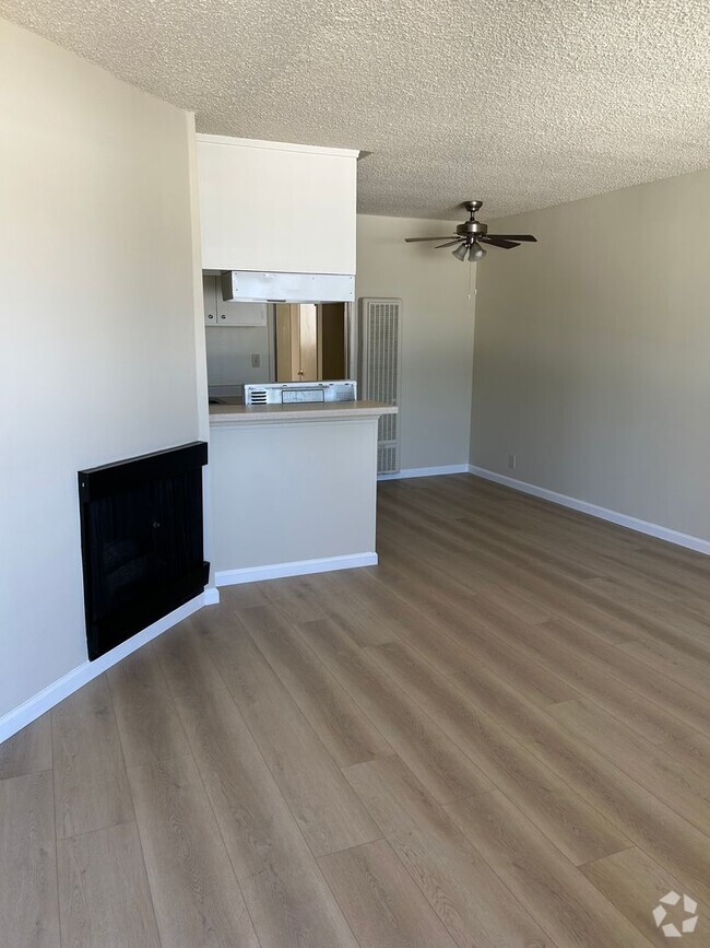 Building Photo - Beautiful 1 Bedroom in the HEART  Northrid... Unit 28 Rental