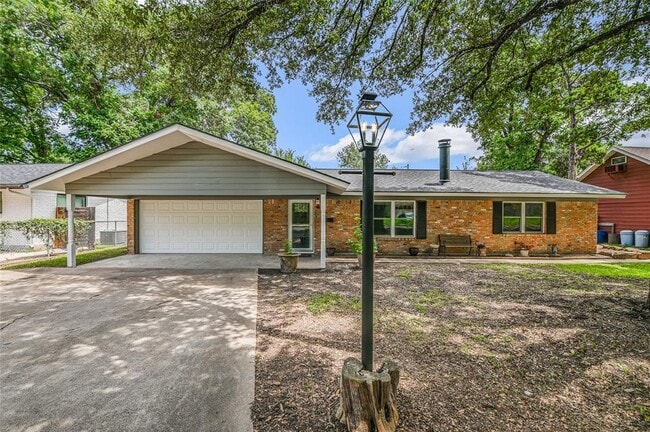 Building Photo - 1300 Clearfield Dr Rental