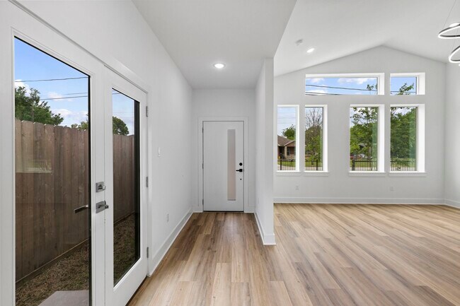 Photo - 8109 Hamlet St