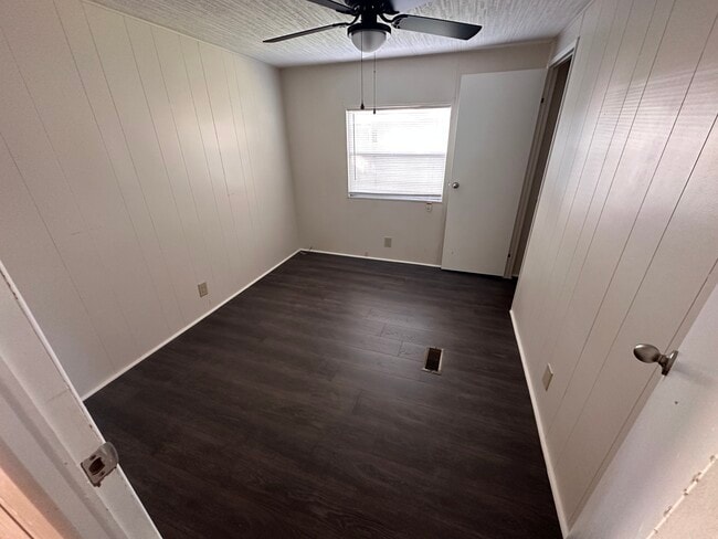 Building Photo - 1815 Woodcrest Dr Unit 3