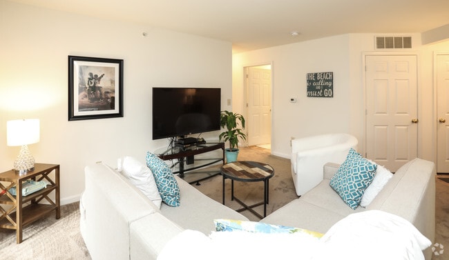 2BR, 2BA - 1,047 SF