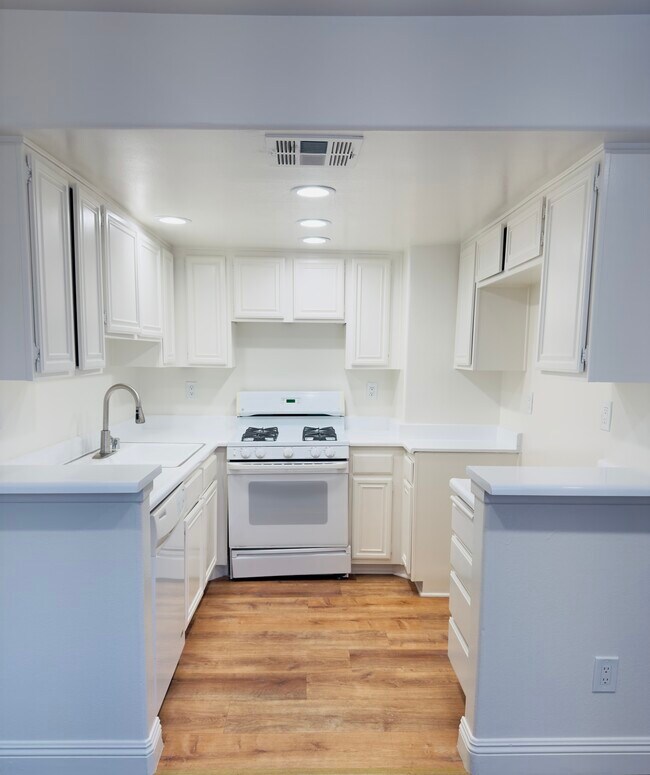 Building Photo - 13022 Riverside Dr Rental