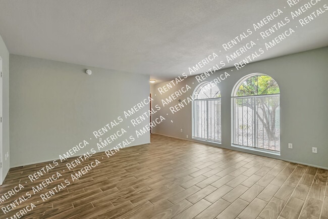 Photo - 644 N Richey Blvd