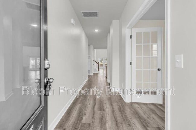 Photo - 450 Carrara Dr