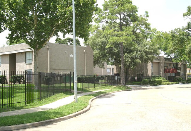 1776 Gessner Dr. - Gessner Park Apartments