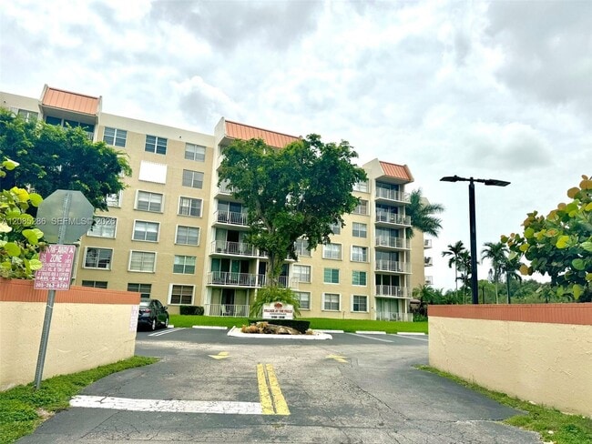 Building Photo - 13120 SW 92nd Ave Unit B-121