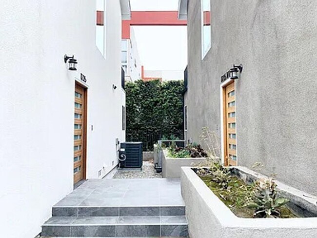 Photo - Soho Partners 1235 Unit 1235 1/2 (WHOLE )