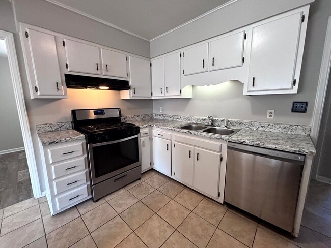 Photo - 557 Waterbury Dr