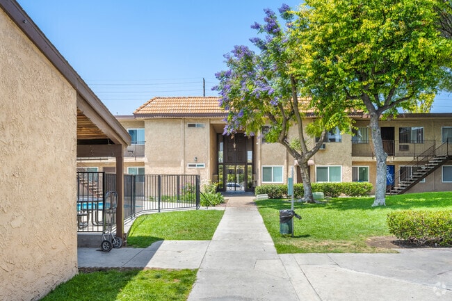 Los Arcos Apartments