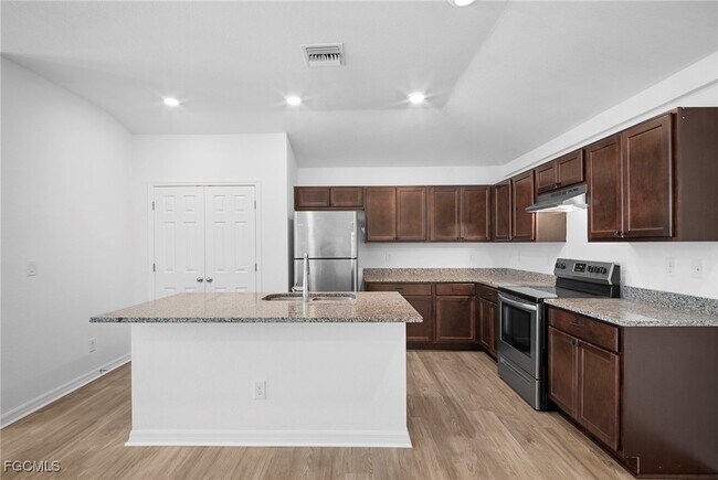 Photo - 343 Reeves St