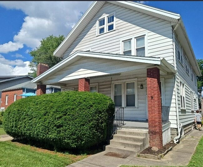 Building Photo - 2842 Indianola Ave