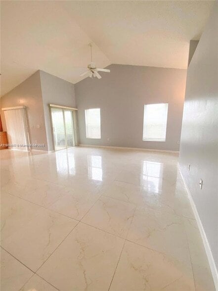 Photo - 487 SE 20th Dr