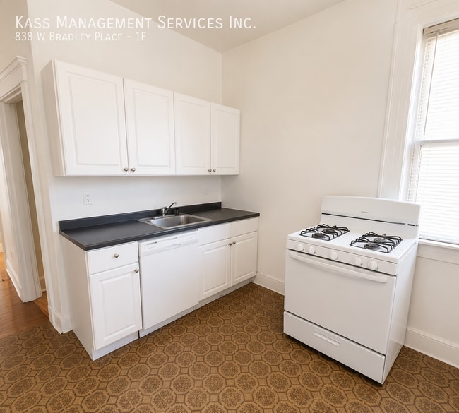 Building Photo - 838 W Bradley Pl Unit 1F