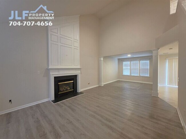 Photo - 3 Bedroom/ 2.5 Bath Home in Convenient Cha...