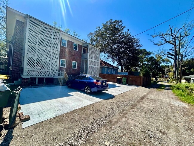 Building Photo - Quiet, Spacious 2BR/1BA Unit 538 UE - A