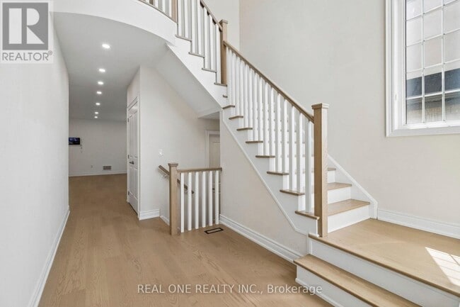 Photo - 19 Rivoli Dr