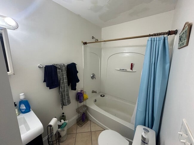 Photo - NO FEE!!!   6 BED/2 BATH IN PRIME MISSION HILL LOCATION ~ A/C, IN-UNIT LAUNDRY
