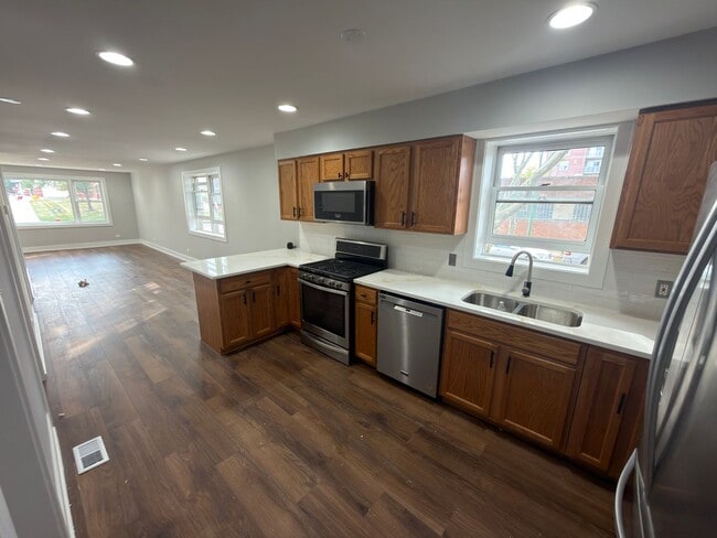 Building Photo - 6524 W Diversey Ave Unit 1