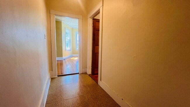Building Photo - 61 Almy St Unit 2 Rental