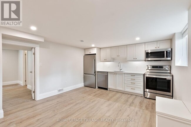 Photo - 16 Inverary Rd