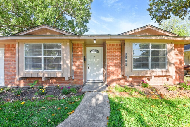 Building Photo - 1510 Narcille St Rental