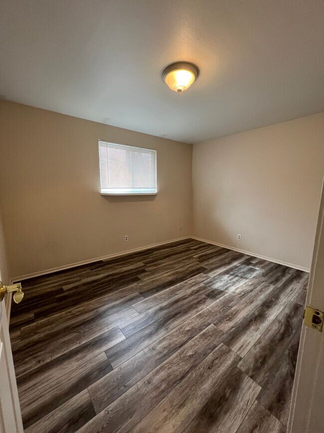 Photo - Two Bedroom, 1 Bathroom Duplex - South Sub...