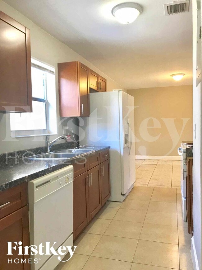 Photo - 3057 SW 2nd St