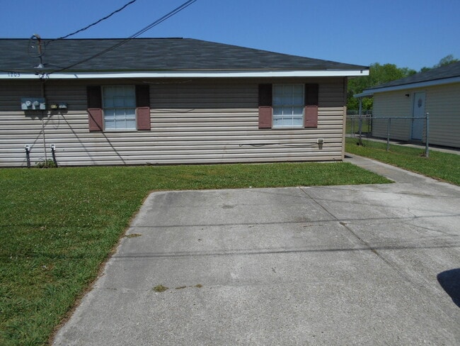 Building Photo - 1203 W 1st St Unit B