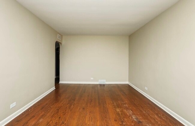 Building Photo - 10114 S California Ave