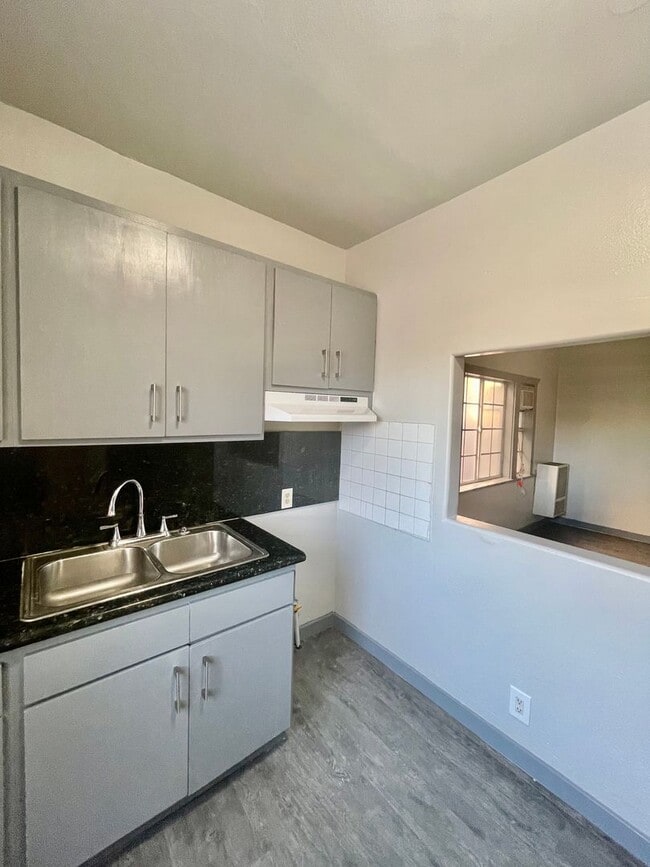 Building Photo - Move in Ready! 1 Bed + 1 Bath + Bonus Room for office! Unit 914