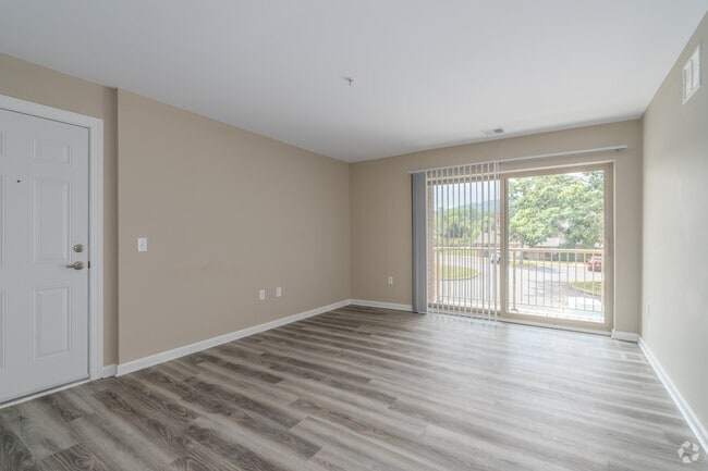 2BR, 2BA - 974SF - Living Room