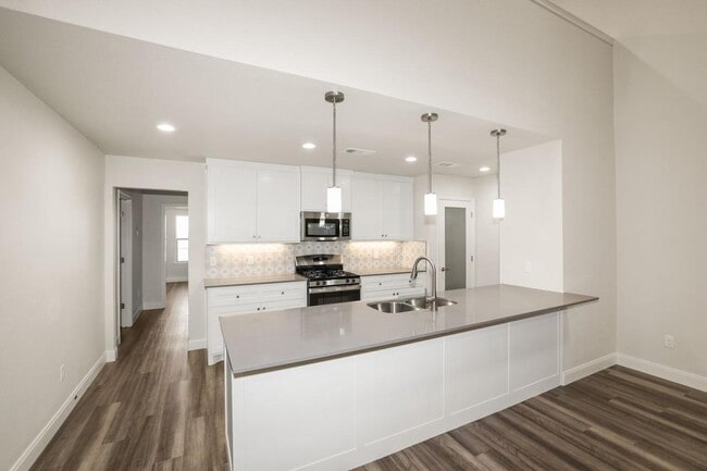 Photo - 7623 Woodford Ave